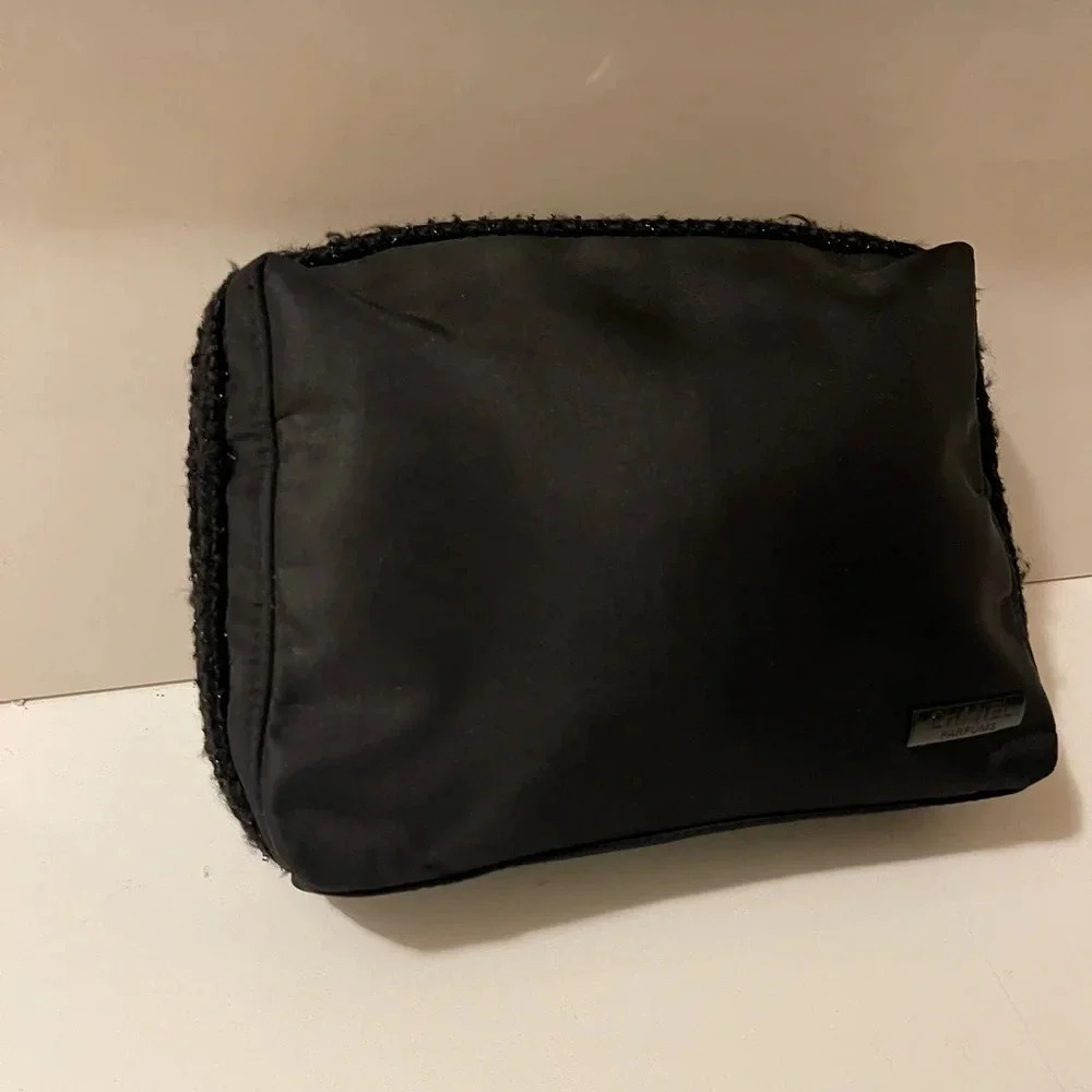 Chanel perfume make up bag, large well fit lots of things, without any damage - Picture 3 of 15